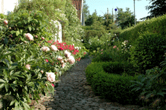 Kullerstensg&aring;ngen utmed gatan